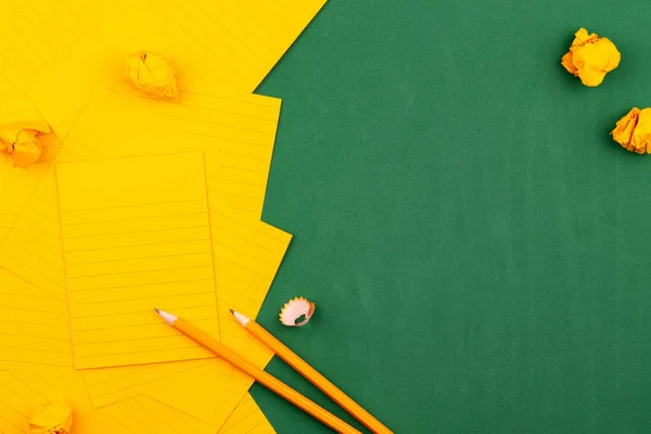 Ein orangefarbenes Blatt Papier liegt auf einer grünen Schultafel. — Stockfoto