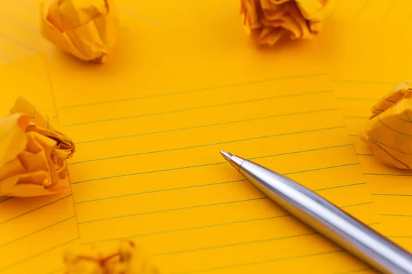 Concepto Hojas naranjas de papel, bolígrafo y espacio vacío para su tex — Foto de Stock