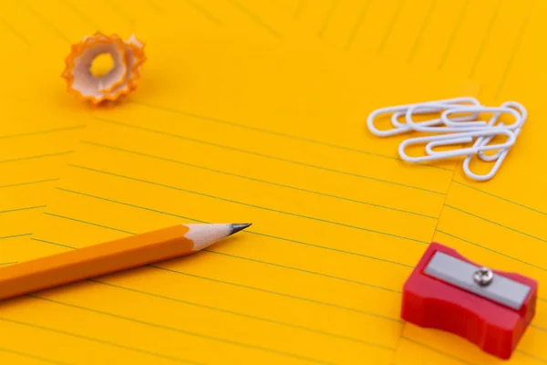 Konzept orangefarbene Blätter Papier, Bleistift, Schreibwaren und leeres Spa — Stockfoto