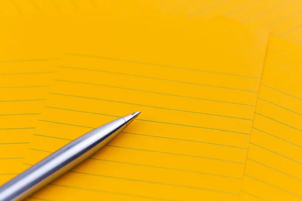 Concepto Hojas naranjas de papel, bolígrafo y espacio vacío para su tex — Foto de Stock