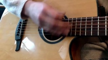 Kız aktif olarak oynayan ve bir akustik gitar kırmak