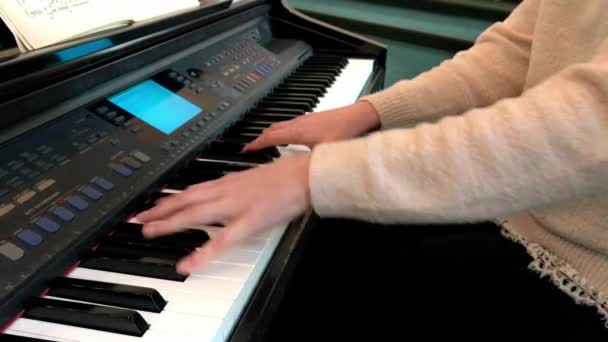 Spela piano. Närbild av kvinnliga händer spela piano. Fingrar på piano, vintage färger. En mycket närmare titt på en jazzpianister händer. Kvinna som spelar piano, närbild. — Stockvideo