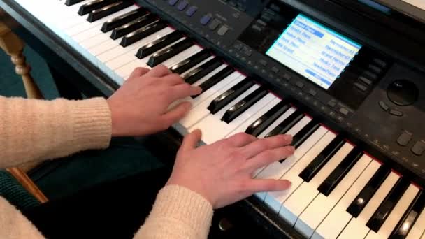 Toca piano. Close up de mãos femininas tocando piano. Dedos no piano, cores vintage. Um olhar muito atento às mãos de um pianista de jazz. Mulher tocando piano, close-up . — Vídeo de Stock