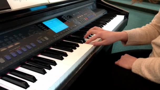 Девочка учится играть на пианино — стоковое видео