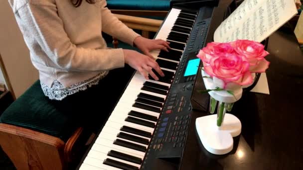 Detalj av vacker kvinna händer spelar en piano romantisk melodi — Stockvideo