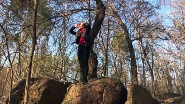 Девушка, кричащая о помощи во время похода, заблудившаяся в лесу, одинокий турист, ориентирующаяся — стоковое видео