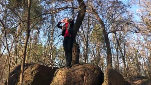 Fille crier à l'aide tout en trekking, perdu dans les bois, campeur solo, orientation — Video