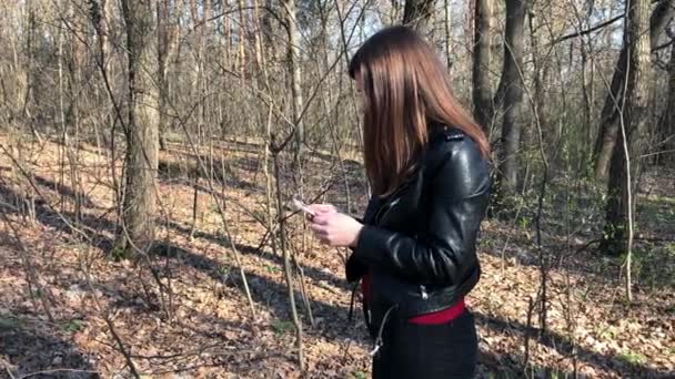 Frau sucht im Wald nach Telefonsignal — Stockvideo