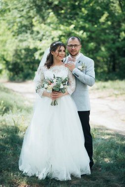 Gelin ve damat nat üzerinde gri-pembe renkli fotoğraf düğün