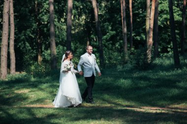 Gelin ve Damat Düğün günü ormanda yürüyüş