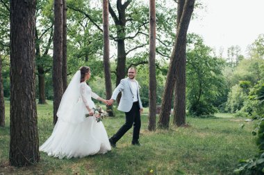 Gelin ve Damat Düğün günü ormanda yürüyüş.