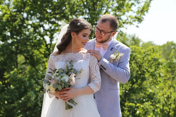 Foto de casamento da noiva e do noivo em uma cor cinza-rosa no nat — Fotografia de Stock