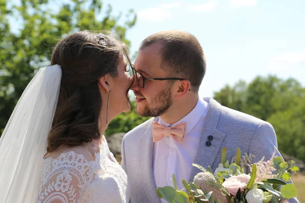 Весільна фотографія нареченого і нареченого в сіро-рожевому кольорі на нат — стокове фото