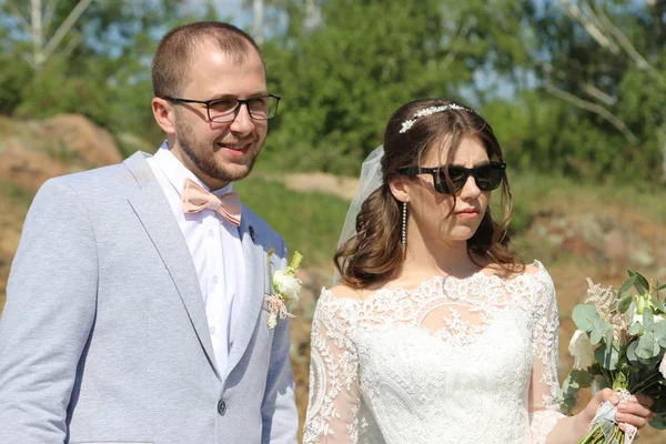 Fotografia de casamento noiva na moda e noivo em óculos de sol em — Fotografia de Stock