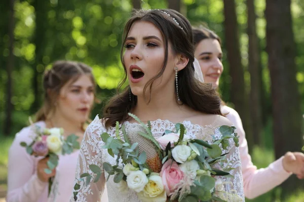 Esküvő fotózás-rusztikus stílusú érzelmek a menyasszony a — Stock Fotó
