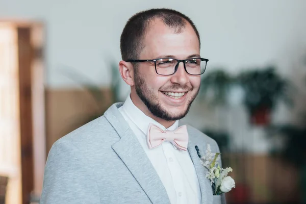 Foto nuziale di emozioni di uno sposo barbuto con occhiali in un g — Foto Stock