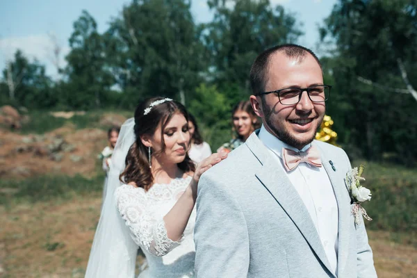 Весільна фотографія емоцій нареченого і нареченого в різному — стокове фото