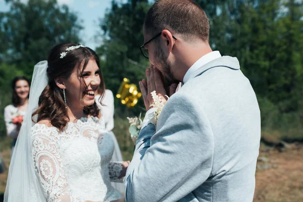 Foto de casamento da noiva e do noivo em uma cor cinza-rosa no nat — Fotografia de Stock