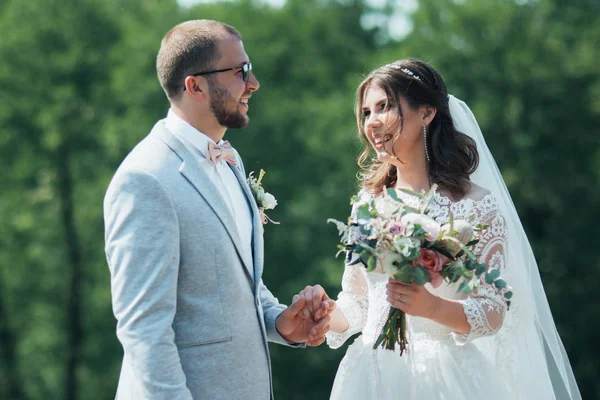 Foto de casamento da noiva e do noivo em uma cor cinza-rosa no nat — Fotografia de Stock