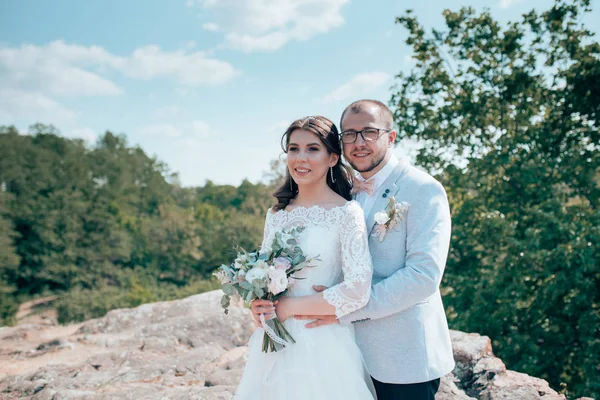 Foto de casamento da noiva e do noivo em uma cor cinza-rosa no nat — Fotografia de Stock