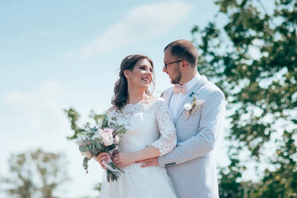 Svatební fotografie nevěsty a ženicha v barvě šedo růžová na nat — Stock fotografie