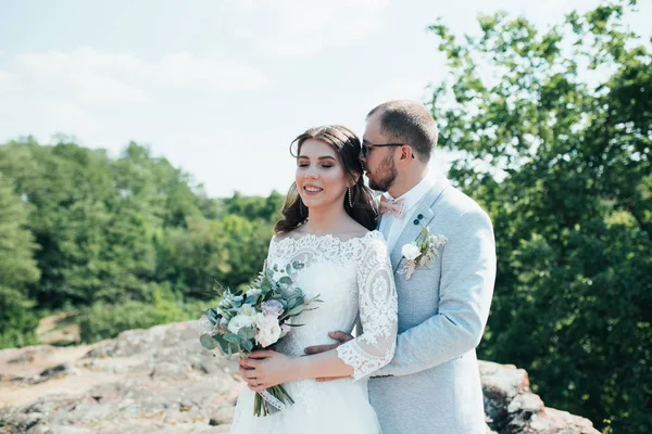 Hochzeitsfoto von Braut und Bräutigam in grau-rosa Farbe auf nat — Stockfoto