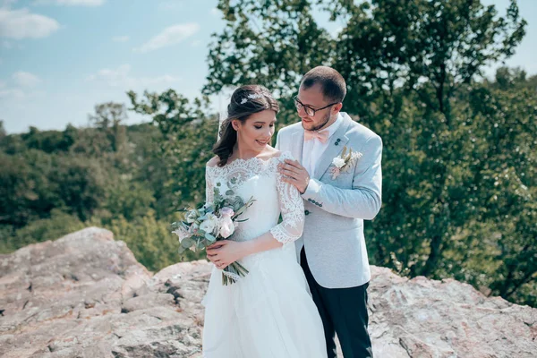 웨딩 신부 및 신랑 nat에 회색-핑크 색상에서의 사진 — 스톡 사진