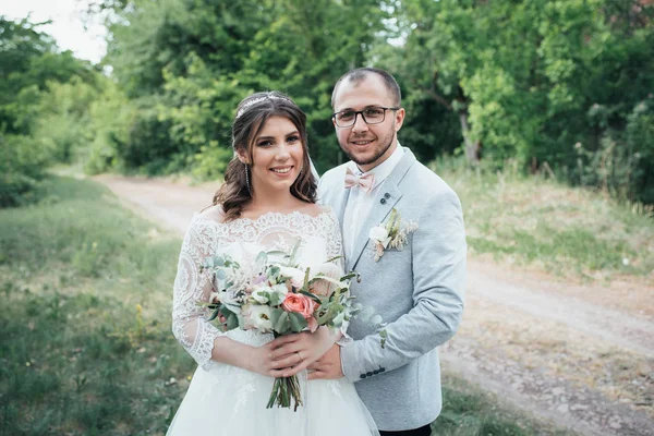 Foto de casamento da noiva e do noivo em uma cor cinza-rosa no nat — Fotografia de Stock