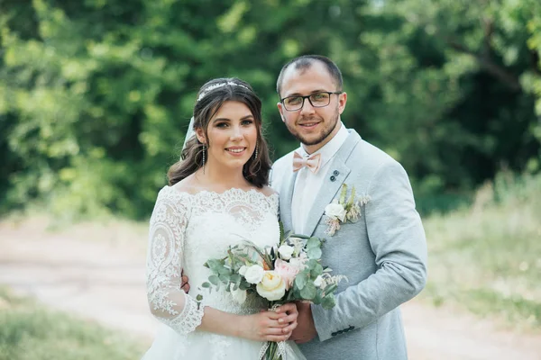 Свадебное фото жениха и невесты в серо-розовом цвете на нате — стоковое фото