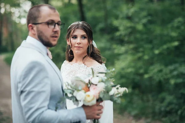 Wedding photo of the bride and groom in a gray-pink color on nat — Stock Photo, Image