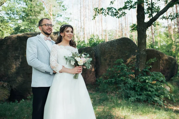 Foto de casamento da noiva e do noivo em uma cor cinza-rosa no nat — Fotografia de Stock