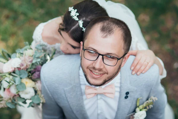 Sposo e sposo il giorno del matrimonio, abbracci, stare vicino alla scogliera e — Foto Stock