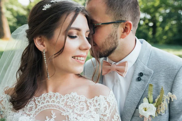 Fotografia de casamento beijo noiva e noivo em diferentes locais — Fotografia de Stock