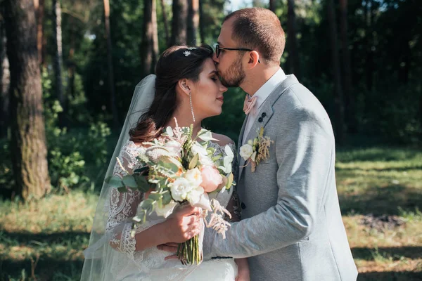 Φωτογράφηση γάμου φιλί νύφη και γαμπρός σε διαφορετικές τοποθεσίες — Φωτογραφία Αρχείου