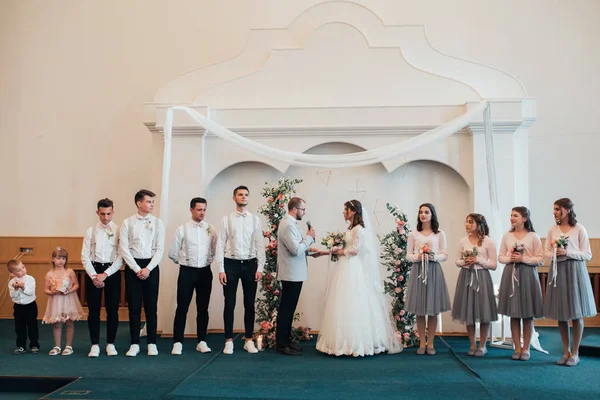 Sacramento, Usa - 12 maj th 2018: bruden och brudgummen få marrie — Stockfoto