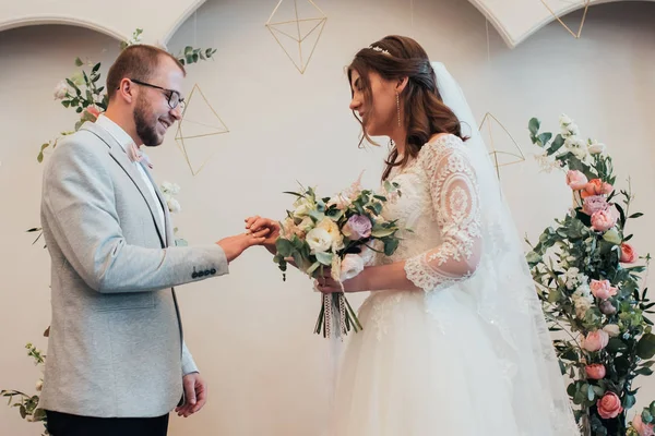 Обмін нареченого і нареченого на весілля золоті кільця — стокове фото