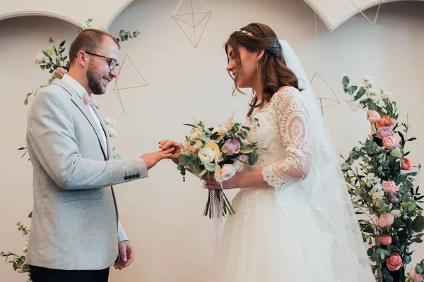 Brautpaar tauscht Goldringe aus — Stockfoto