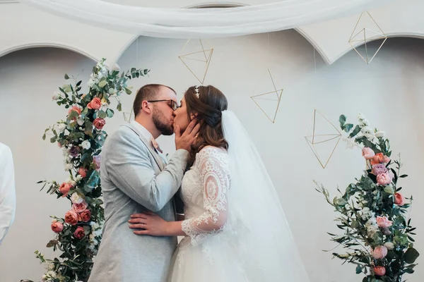 Bröllopsfotografering kyssa bruden och brudgummen på olika platser — Stockfoto