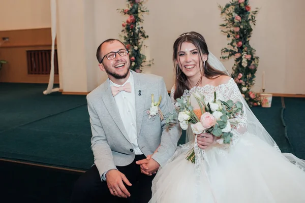 Hochzeitsfotos von Braut und Bräutigam in unterschiedlichen Farben — Stockfoto