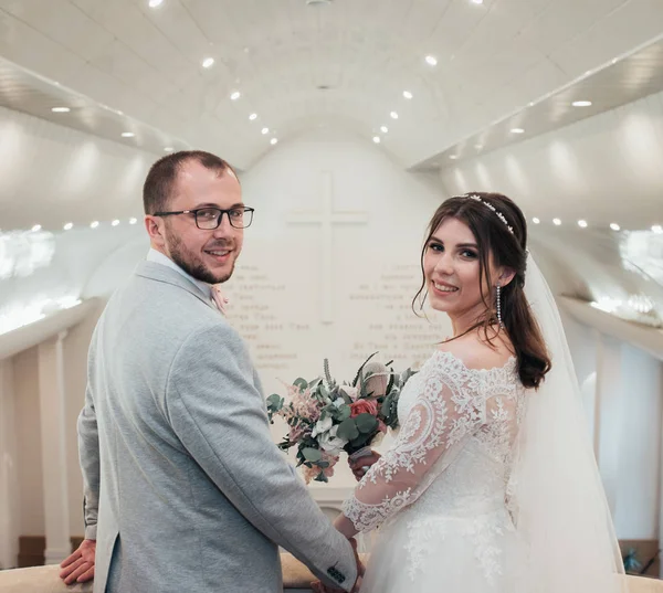 Photographie de mariage des émotions de la mariée et marié en diffèrent — Photo