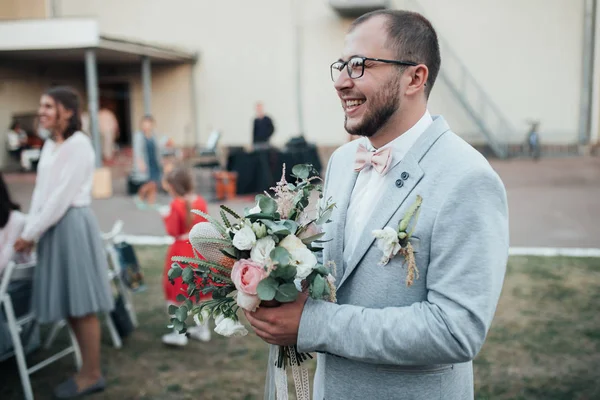 Foto de boda de las emociones de un novio barbudo con gafas en un g —  Fotos de Stock