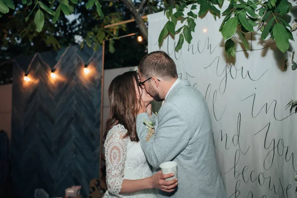 Fotografia di nozze bacio sposa e sposo in luoghi diversi — Foto Stock