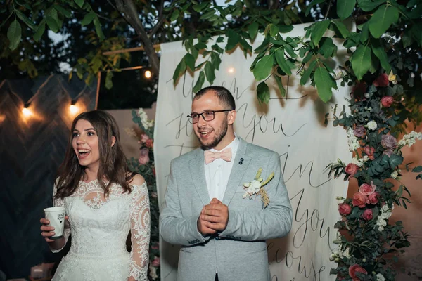 Bröllopsfotografering av känslor av bruden och brudgummen i skiljer sig — Stockfoto