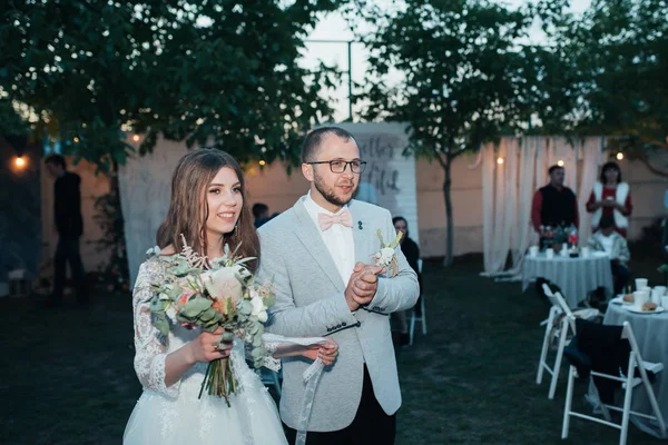 La fotografía de boda de las emociones de la novia y el novio en difieren —  Fotos de Stock