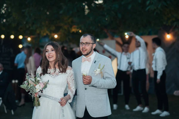 Fotografia de casamento de emoções da noiva e noivo em diferem — Fotografia de Stock