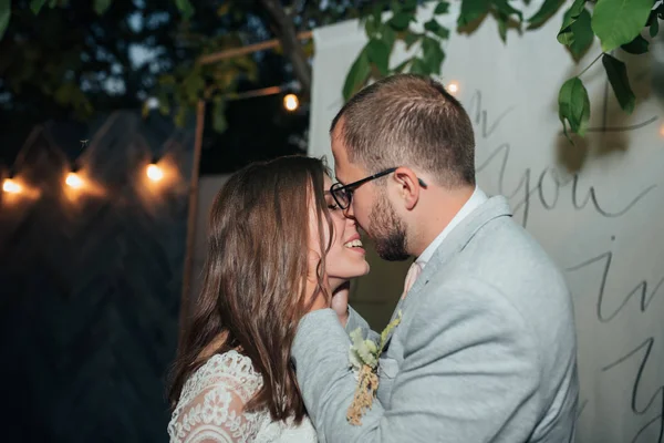 Fotografia di nozze bacio sposa e sposo in luoghi diversi — Foto Stock