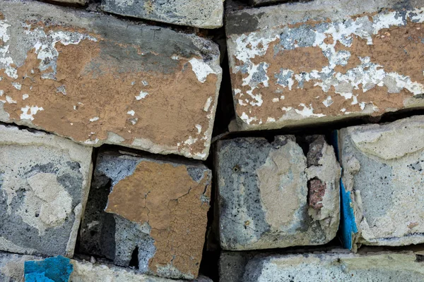 Achtergrond en textuur van oude gebroken geschilderde Cementbouw stenen — Stockfoto