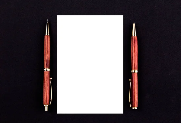 白いsと木と金の高級ペンと機械鉛筆 — ストック写真