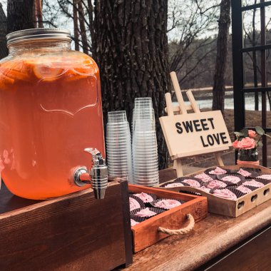 Cam kavanoz veya cupcake cans tatlı aşk diyor bir işaret ile yaz içecekleri ile yer