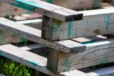 Yere yatan bir yığın eski tahta tahta